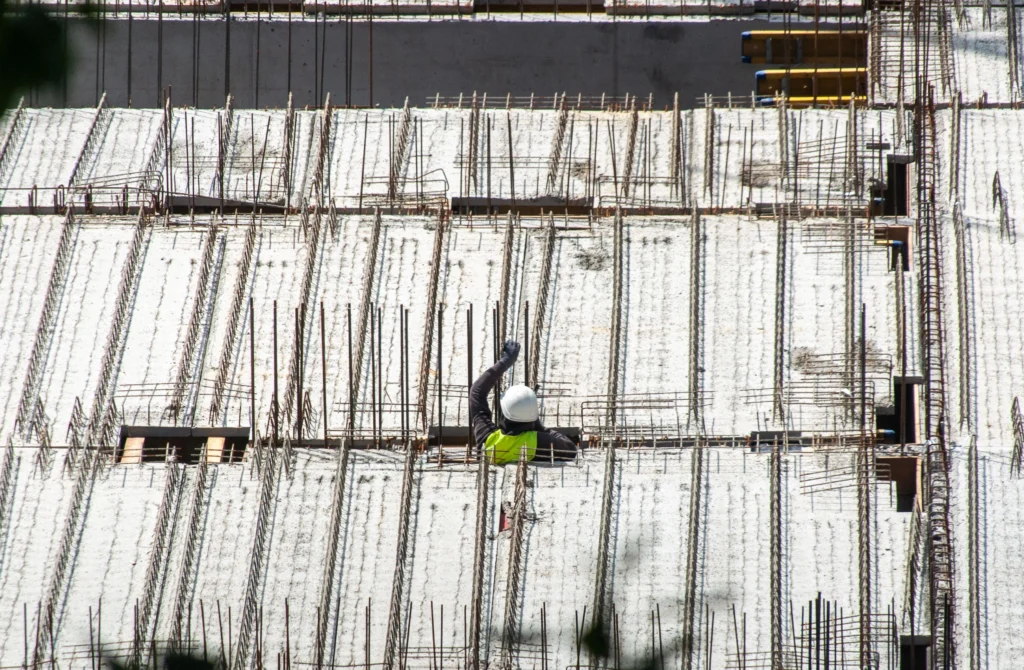 pexels-wal_-172619-Vista aérea de un trabajador de la construcción en una obra